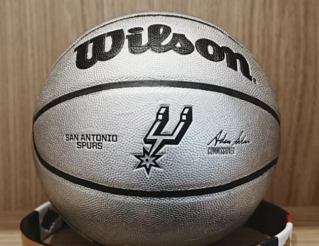 Les Spurs atterrissent à Paris